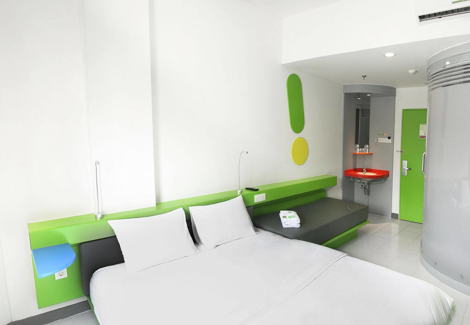Pop! Hotel Kemang Jakarta Exterior foto
